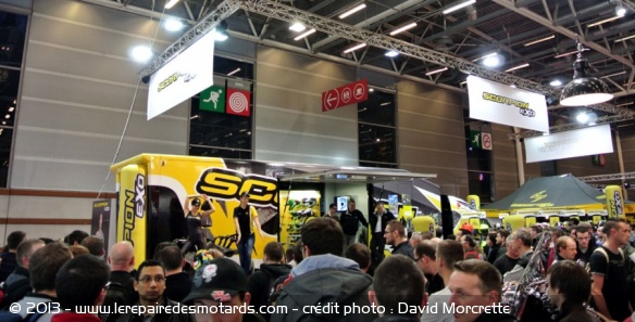 Animation et danseuses sur le stand Scorpion