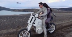 Tom Cruise et Olga Kurylenko dans le film Oblibion (c) DR