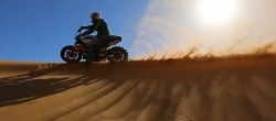 Vidéo : Julien Welsch s'offre une virée dans le désert en Triumph