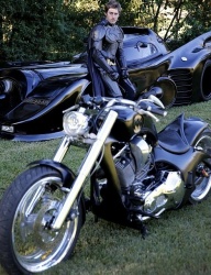 La Batmoto et la batmobile (photo : dailymail)