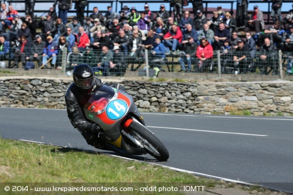 Alan Oversby monte sur la deuxième marche du podium
