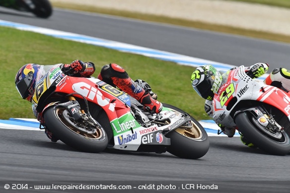 Stefan Bradl poursuivit par Andrea Iannone - crédit photo : LCR Honda
