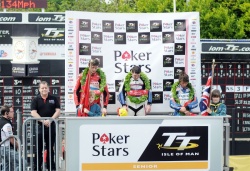 Cummins, Dunlop et Martin sur le podium du Senior TT - crédit photo : IOMTT