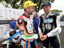 Bruce Anstey félicite Gary Johnson