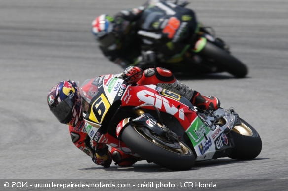 Stefan Bradl devant Bradley Smith