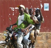 149 taxis motos au Cameroun