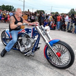 Un Custom Bike en l'honneur des pompiers - crédit photo : OCC