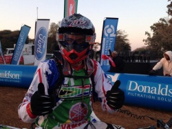 Brian Baragwanath, sur la ligne d'arrivée de la 1000 Desert race - crédit photo : ASO