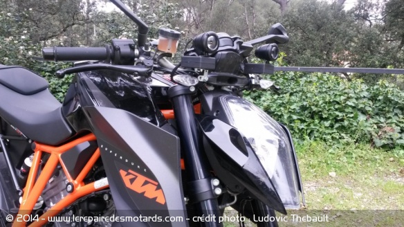 Le prototype des phares directionnels installé sur une KTM Super Duke 1290 R