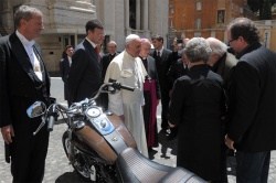 La Harley-Davidson du Pape mise aux enchères - Crédit photo : L'Osservatore Romano