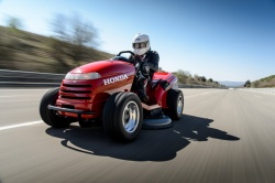 Honda bat un record de vitesse en tondeuse
