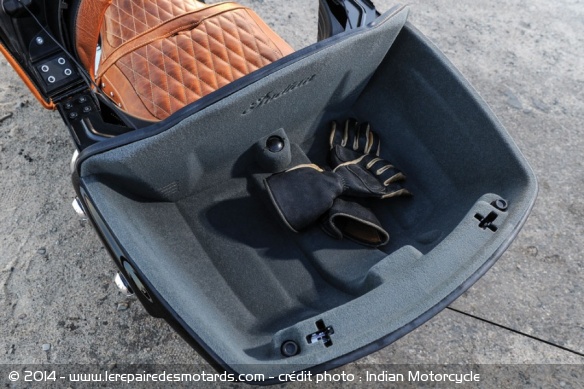 Les valises latérale et le top case offrent 143 litres de capacité