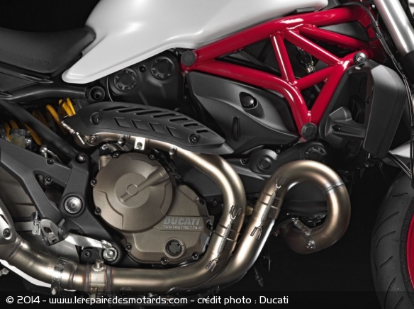 Le roadster hérite du moteur Testastretta 11° de 821cm3