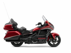 Honda Gold Wing 40ème Anniversaire Rouge Candy / Noir Graphite - crédit photo : Honda