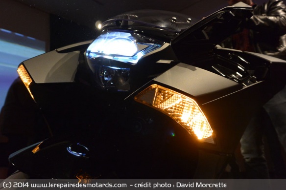Face avant et phares Honda NM4 Vultus