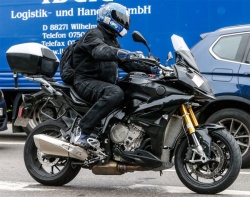 Photo volée : BMW S1000F/XR - crédit photo : Visordown