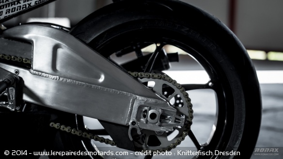 Le bras oscillant aussi est fait d'aluminium