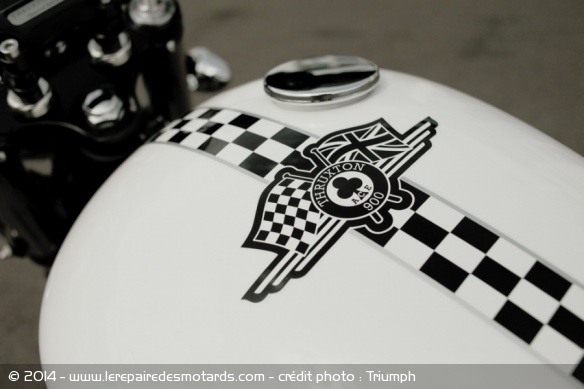 Motif à damier et logo de l'Ace Café ornent le réservoir