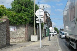 radar feu rouge de Ferrières-en-Bray derrière le panneau (source : l'éclaireur)