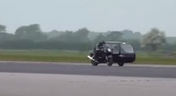 Record de vitesse pour le sidecar corbillard