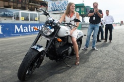 La gagnante du concours repart au guidon de Victory Hammer S LE 24h Le Mans - Crédit photo : SBA