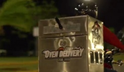 Un scooter équipé d'un four à pizzas
