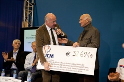 Remise du chèque par Eric de Seynes à l'ICM