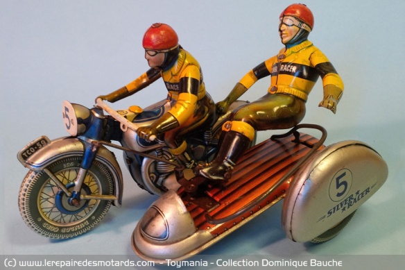 Side-car Tippco Silver racer : Incroyable side-car de course de marque allemande Tippco des années 1950. Le singe est mobile dans le panier et se prête à toutes les fantaisies posturales de son rôle lorsque la moto avance. Moteur d'horlogerie.