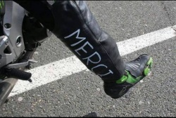 Signe du motard : merci (c) : photo : Laurent D.
