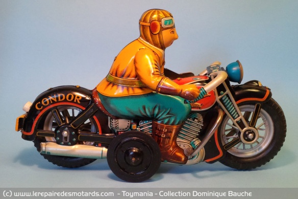 Moto à friction « Condor » de marque I.Y. Metal Toy's (Japon). 1950. Longueur 30 cm. Ce jouet a un double intérêt : sa lithographie est riche et soignée et il s'agit d'une des plus grandes motos jouet japonaise.