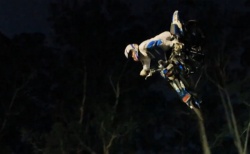 Vidéo : Un paraplégique réalise un backflip à moto