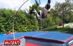 Renaud Lavillenie saute en combinaison