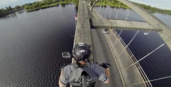 Vidéo : du trial sur un pont