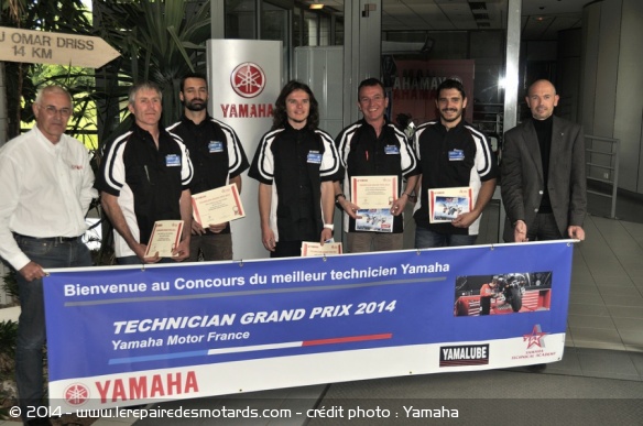 Yves Jardin (Responsable SEV), Thierry Mureau (2eme), Julien Aussel (5eme), Julien Okon Pin (1er), Luc Guidet (3eme), Yannick Roques (4eme) et Vincent Thomerret (Directeur Général Yamaha Motor France)