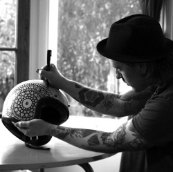 Des casques customisés pour la bonne cause