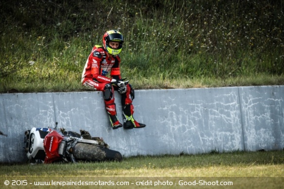Grosse chute pour le Honda Racing, heureusement sans conséquence pour Freddy Foray