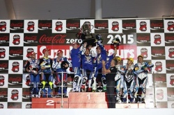 Le Yamaha Factory Racing Team sur la première marche du podium des 8h Suzuka