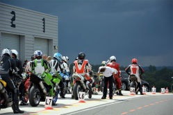 Le ciel était menaçant au départ de la première course - crédit photo : Sportwin Club