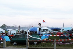 Etendard Suzuki au milieu du camping Bugatti