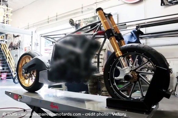 Roland Sands s'attelle à la préparation de la moto pour la course