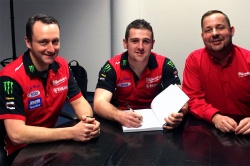 Mick Shanley (team manager), Michael Dunlop et Dale McElveen - crédit photo : IOMTT