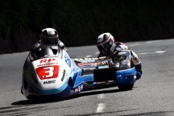 Tourist Trophy : victoire de Birchall en Sidecar - crédit photo : IOMTT