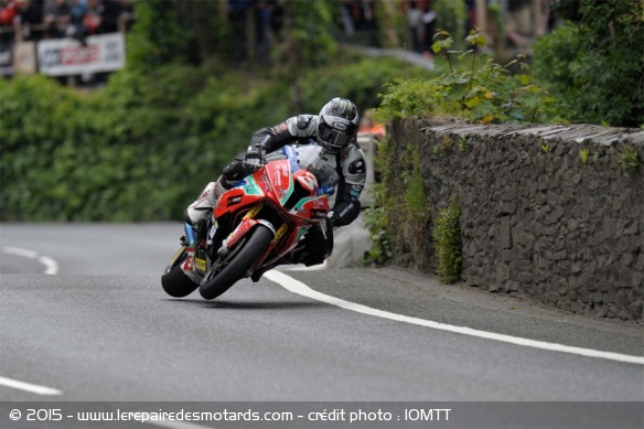 Michael Dunlop monte sur podium du Superstock - crédit photo : IOMTT