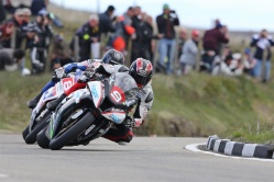 Victoire et record pour Hutchinson en Superstock - crédit photo : IOMTT