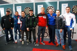 Avant de prendre la piste à Assen, les pilotes se sont offerts une pause fléchette - crédit photo : WorldSBK