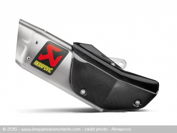 Silencieux Akrapovic Slip-On Yamaha R1 2015 de profile