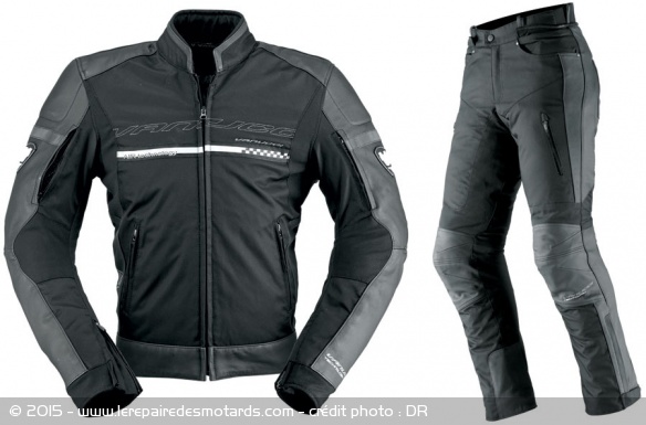 Cet ensemble sport-touring associe cuir et textile
