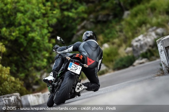 Le pneu reprend plusieurs éléments du Supercorsa adaptés à un usage routier