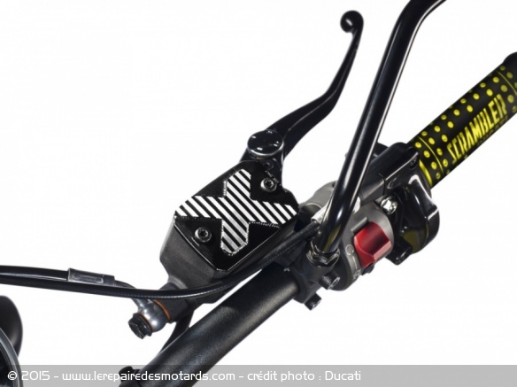 Ducati Scrambler Flat Track Pro poignee maitre cylindre