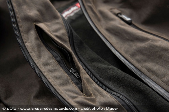 Le blouson est pourvu de fermetures imperméable et d'une doublure thermique amovible